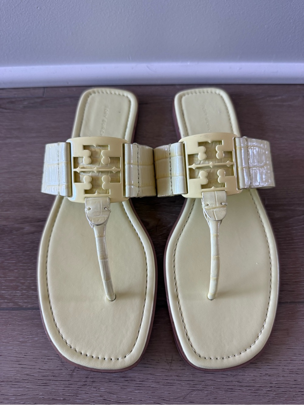 NWOB Tory Burch Georgia Pastel Yellow Croc Embossed Leather Sandals size 10